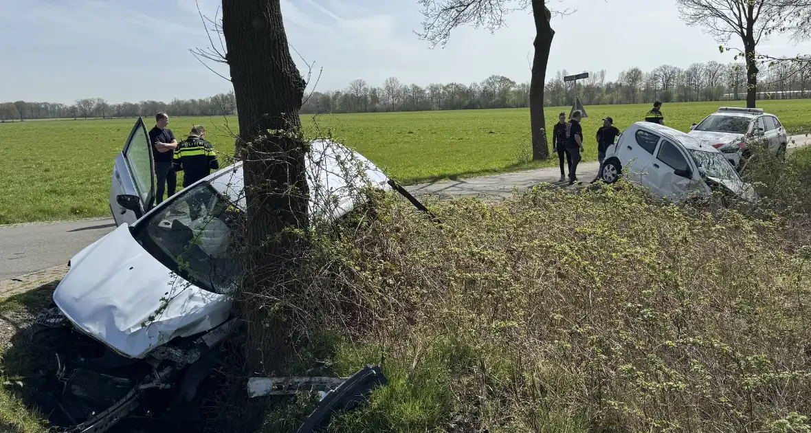 Zware aanrijding leidt tot voertuigen in sloot - Foto 9
