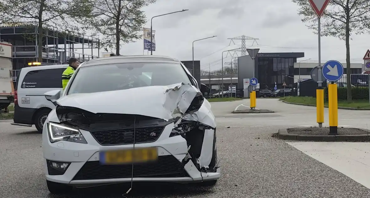 Ongeval tussen personenwagen en lijnbus - Foto 1