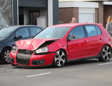 Aanrijding tussen twee voertuigen zorgt voor gewonde