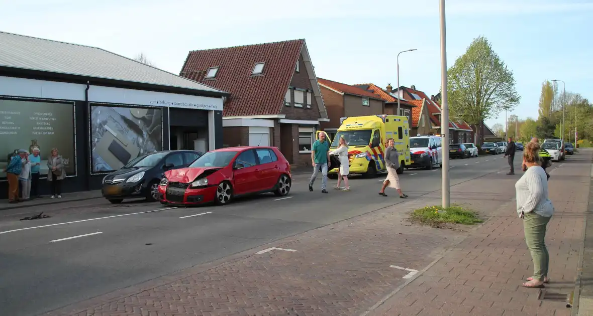 Aanrijding tussen twee voertuigen zorgt voor gewonde - Foto 2
