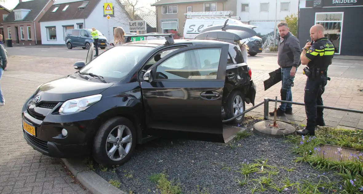 Aanrijding tussen twee voertuigen zorgt voor gewonde - Foto 3