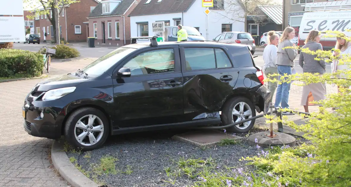 Aanrijding tussen twee voertuigen zorgt voor gewonde - Foto 4