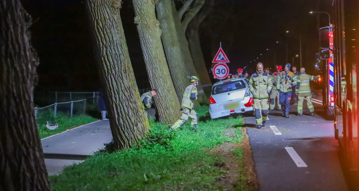 Automobilist rijdt tegen boom en raakt bekneld