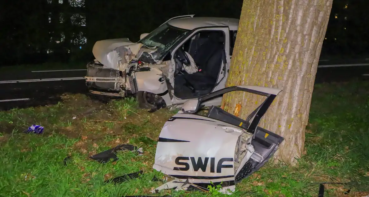 Automobilist rijdt tegen boom en raakt bekneld - Foto 1