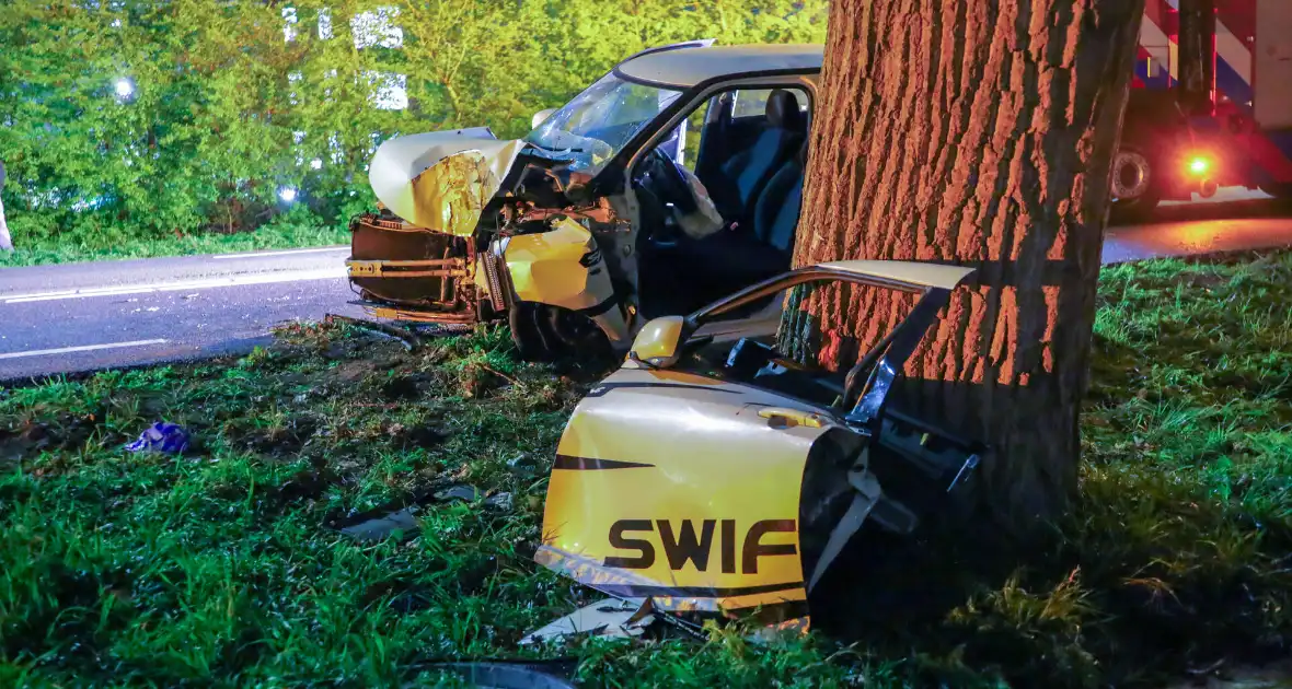 Automobilist rijdt tegen boom en raakt bekneld - Foto 2