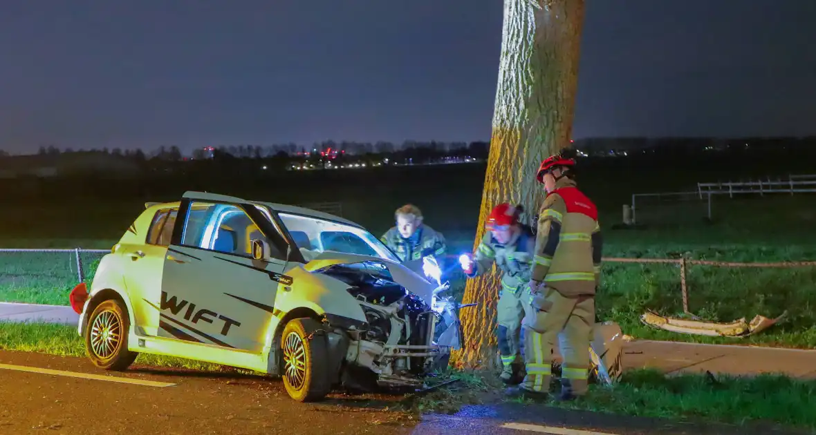 Automobilist rijdt tegen boom en raakt bekneld - Foto 3