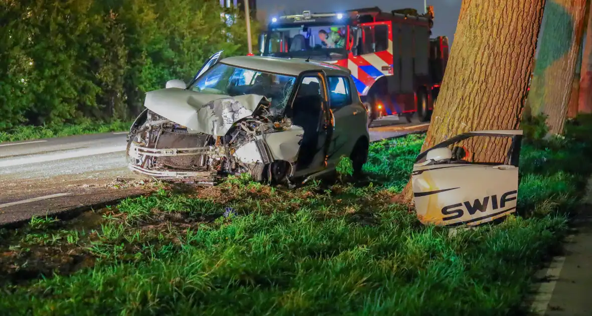 Automobilist rijdt tegen boom en raakt bekneld - Foto 4