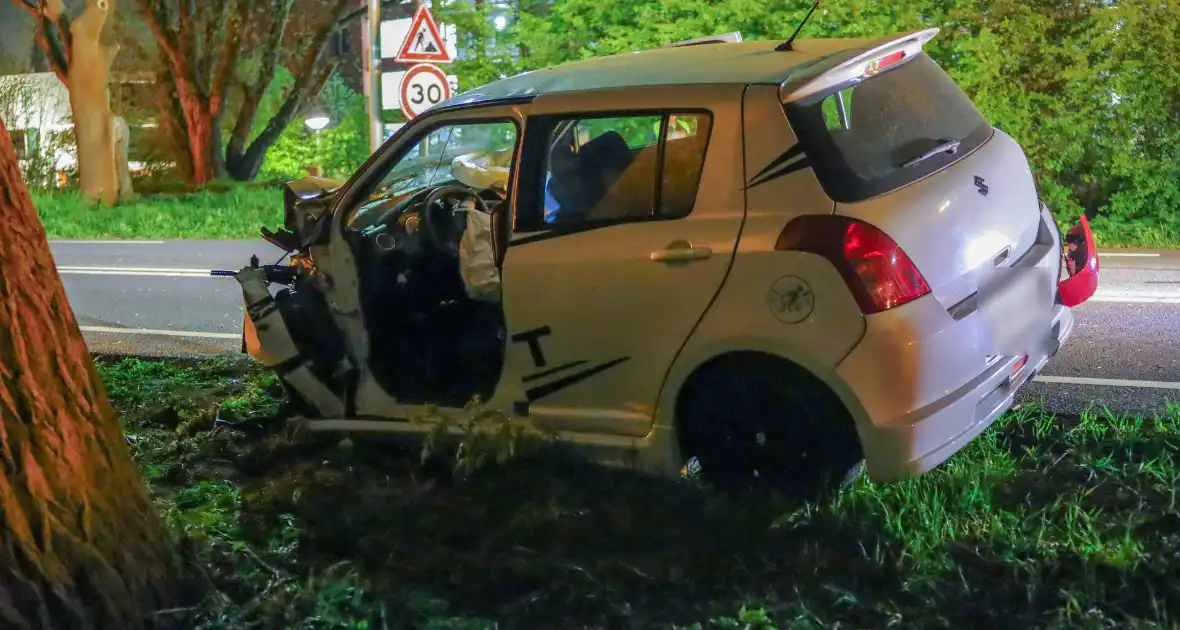 Automobilist rijdt tegen boom en raakt bekneld - Foto 5