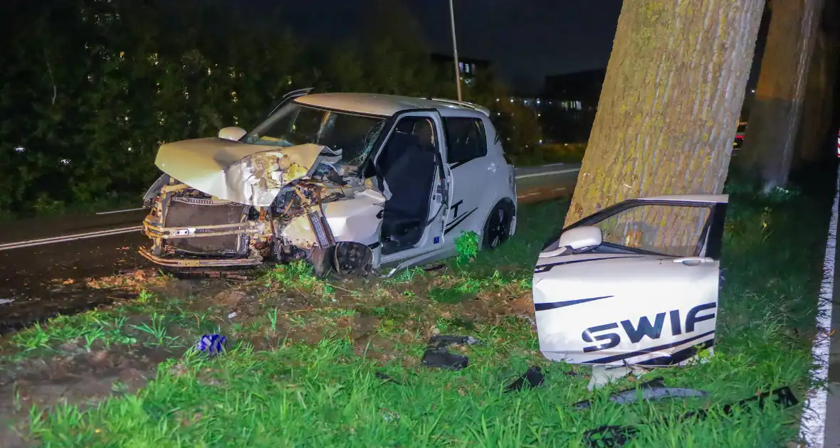 Automobilist rijdt tegen boom en raakt bekneld - Foto 6