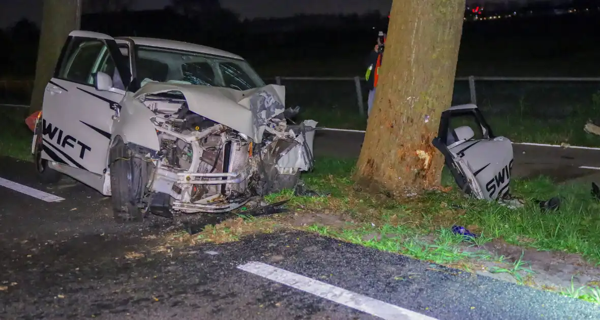 Automobilist rijdt tegen boom en raakt bekneld - Foto 7