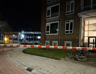 Kogelgaten in ramen van woning