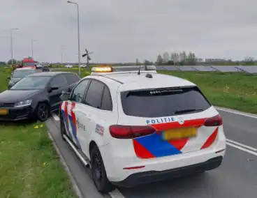 Motorrijder belandt in water na aanrijding