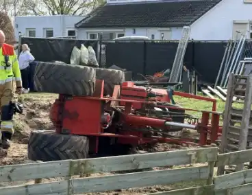 Minigraver kantelt tijdens werkzaamheden