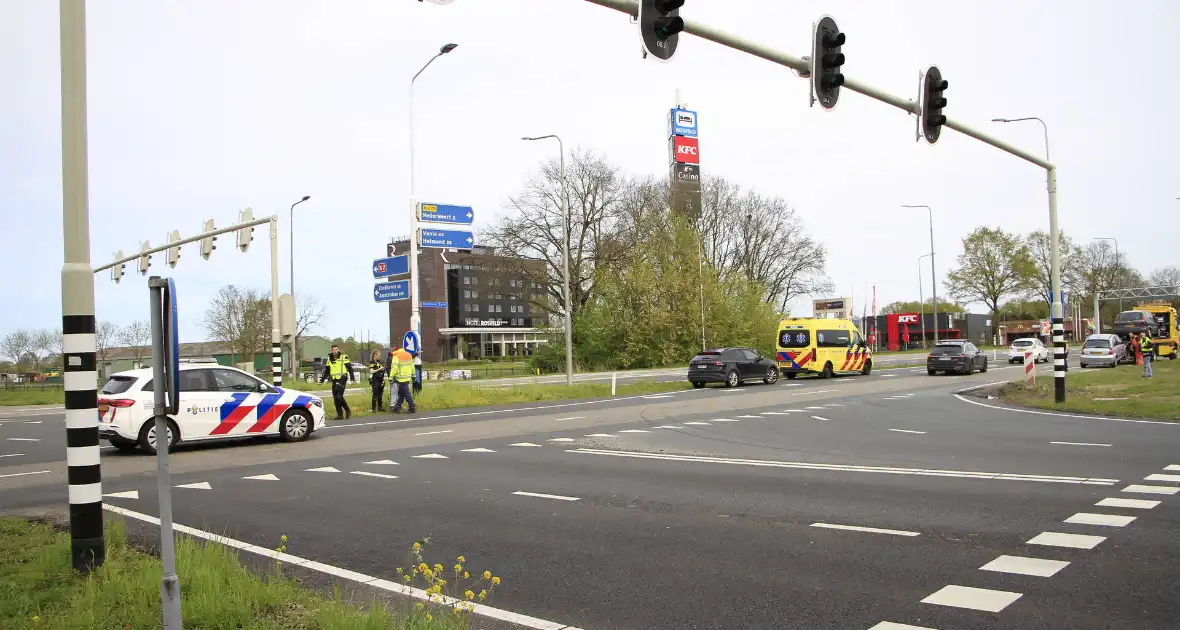 Ongeval met meerdere beschadigde voertuigen - Foto 3