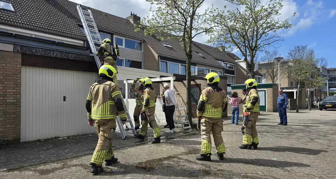 Brandweer blust kleine nabij schuur