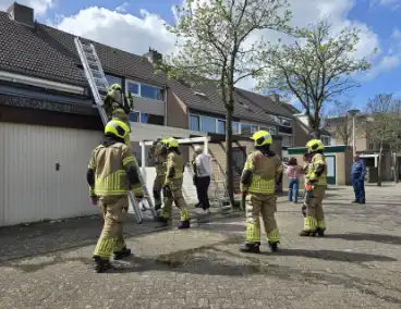 Brandweer blust kleine nabij schuur