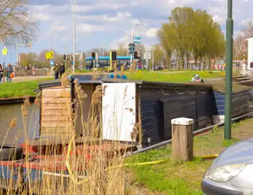 Brand op woonboot leidt tot aanzienlijke schade