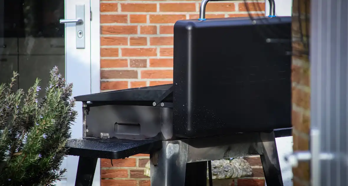 Brandweer ingezet na steekvlam in gas barbecue - Foto 3