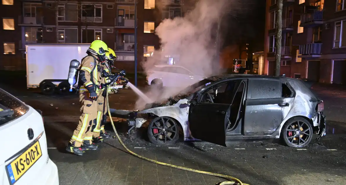 Autobrand bij flats: voertuig niet meer te redden
