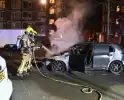 Autobrand bij flats: voertuig niet meer te redden