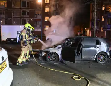 Autobrand bij flats: voertuig niet meer te redden