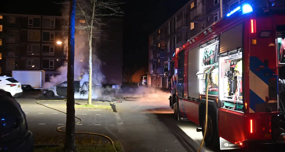 Autobrand bij flats: voertuig niet meer te redden - Foto 1