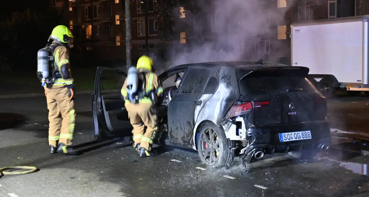 Autobrand bij flats: voertuig niet meer te redden - Foto 10