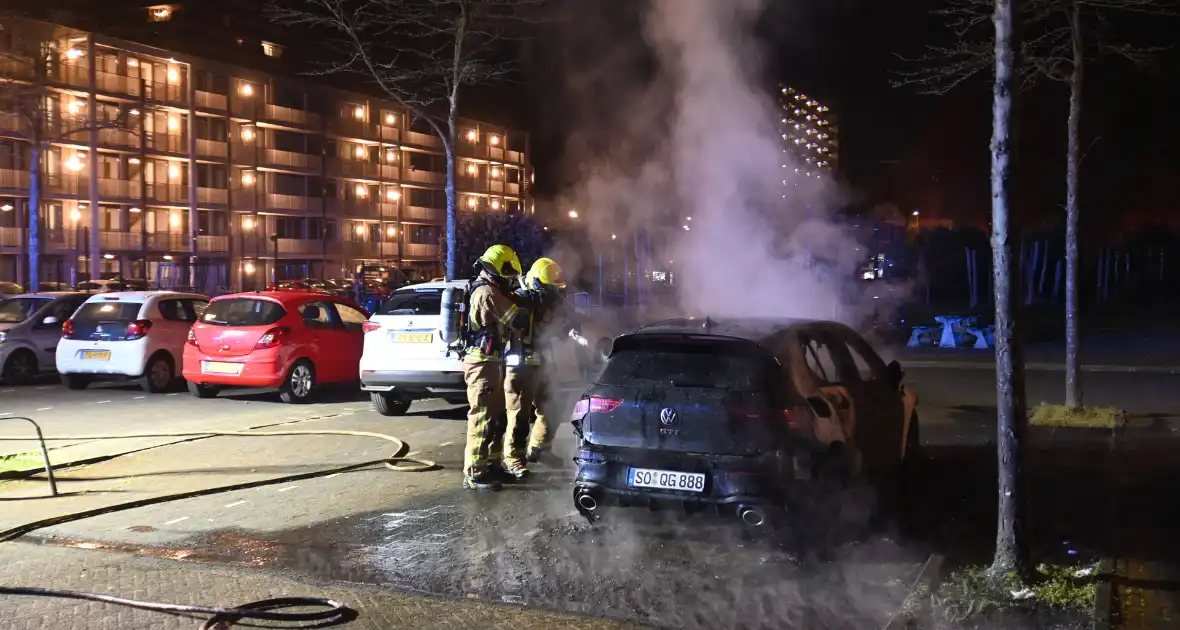 Autobrand bij flats: voertuig niet meer te redden - Foto 11