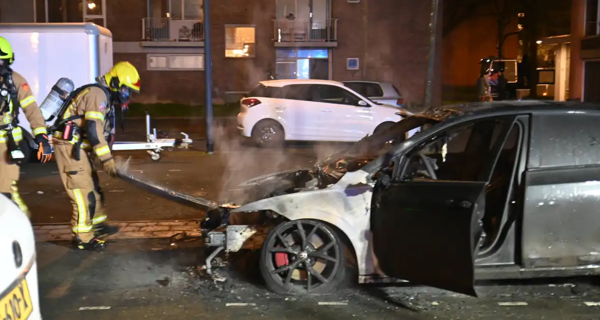 Autobrand bij flats: voertuig niet meer te redden - Foto 12