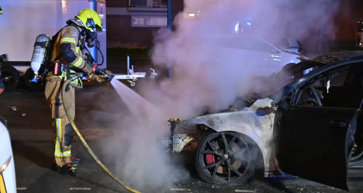 Autobrand bij flats: voertuig niet meer te redden - Foto 13