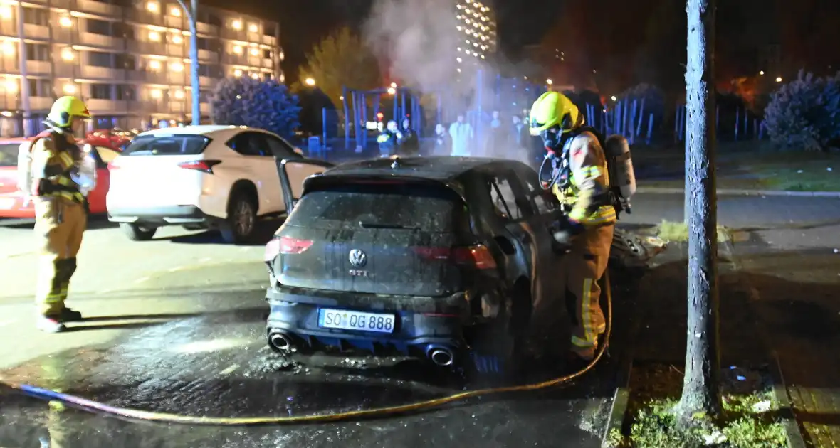 Autobrand bij flats: voertuig niet meer te redden - Foto 14