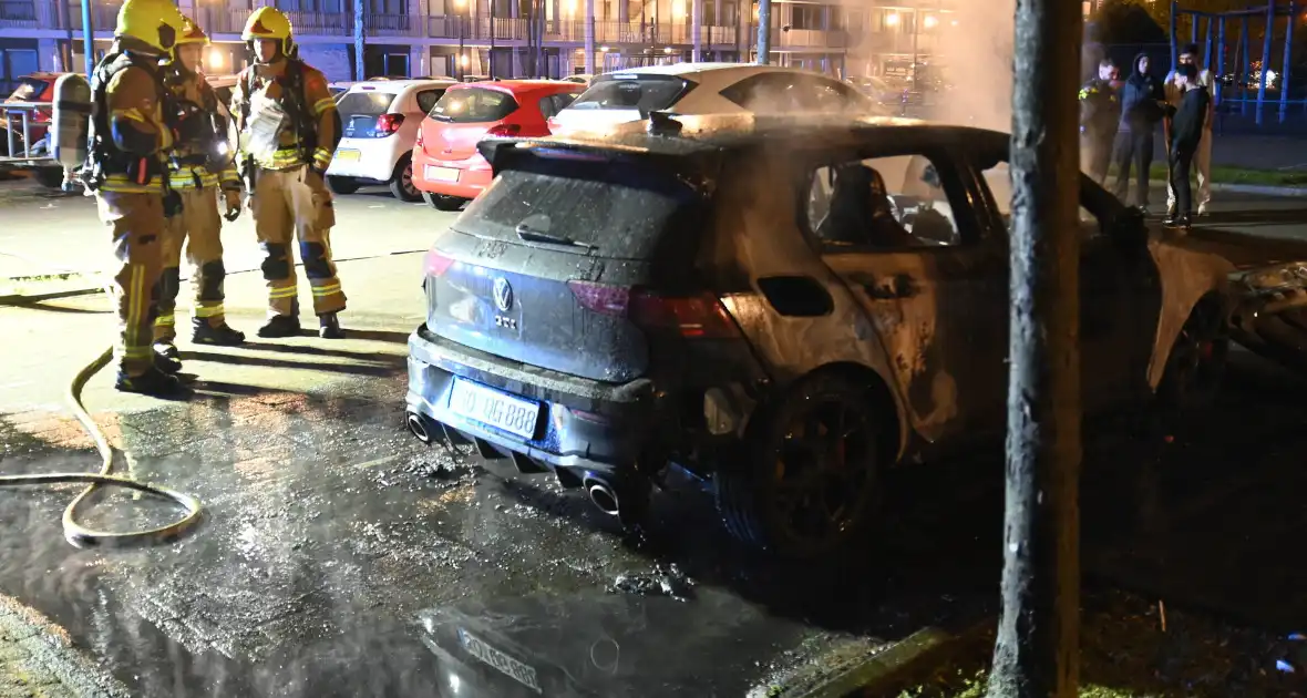 Autobrand bij flats: voertuig niet meer te redden - Foto 15
