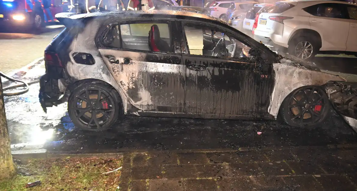 Autobrand bij flats: voertuig niet meer te redden - Foto 16