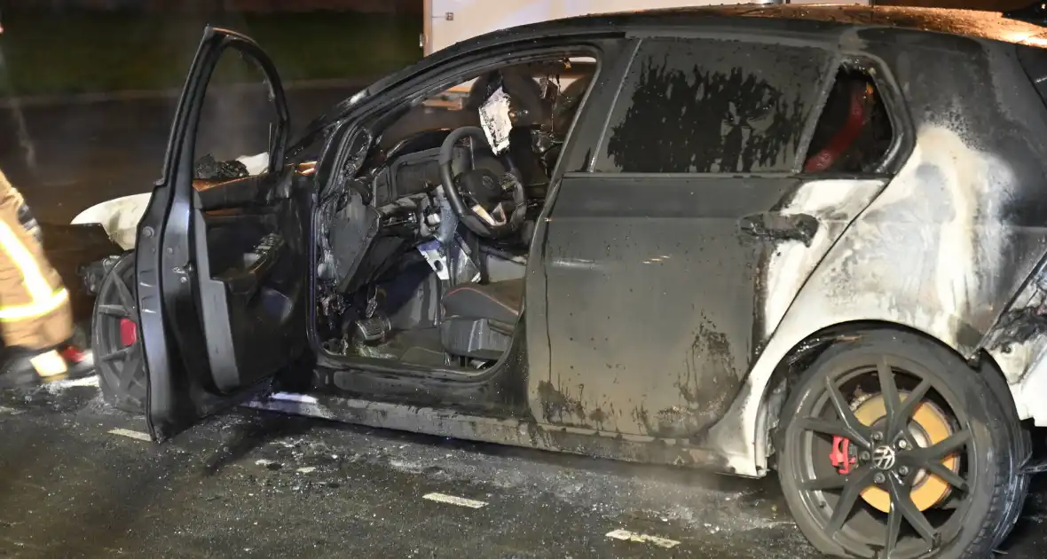 Autobrand bij flats: voertuig niet meer te redden - Foto 18