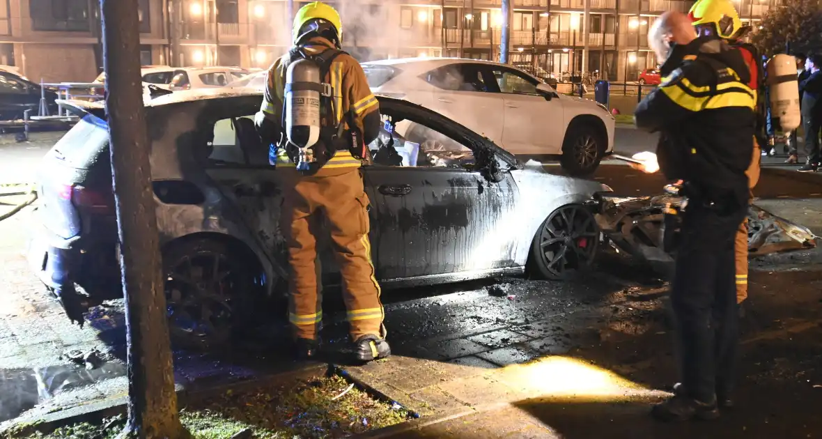 Autobrand bij flats: voertuig niet meer te redden - Foto 19