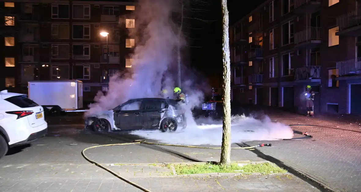 Autobrand bij flats: voertuig niet meer te redden - Foto 2