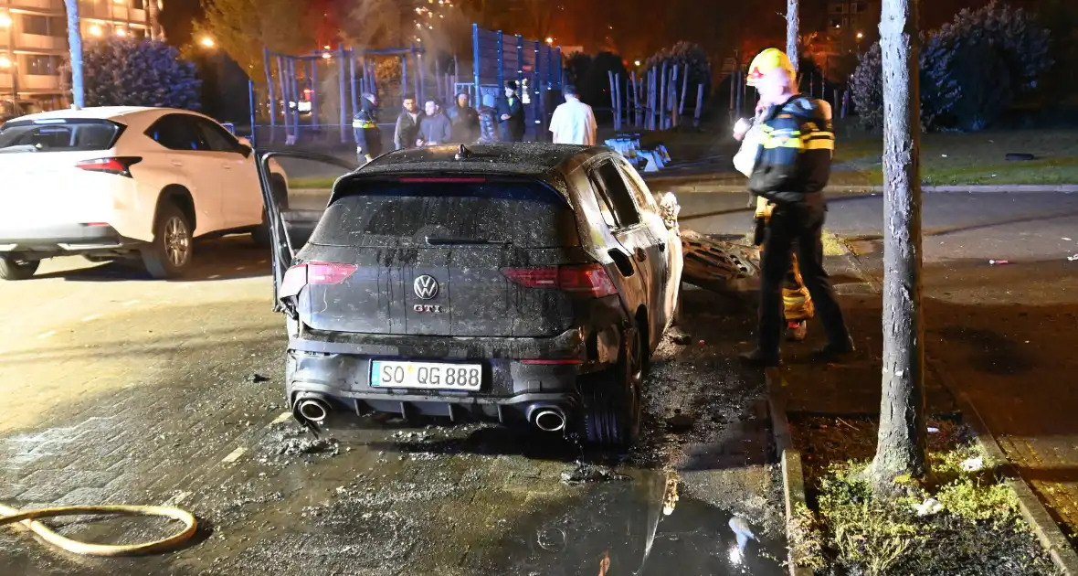 Autobrand bij flats: voertuig niet meer te redden - Foto 20