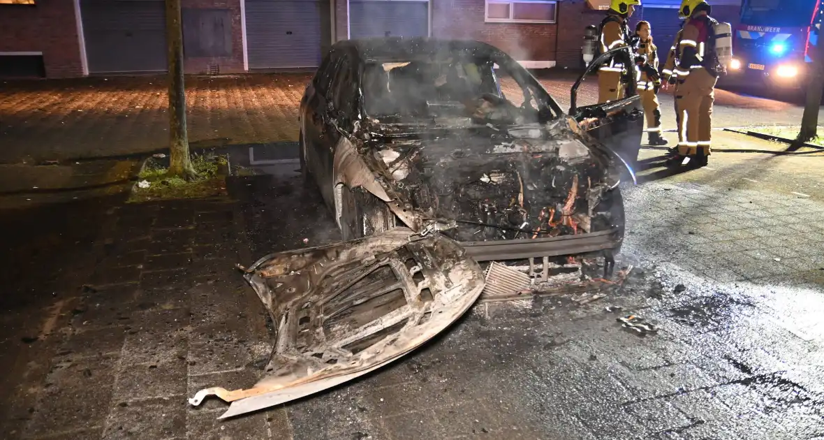 Autobrand bij flats: voertuig niet meer te redden - Foto 21