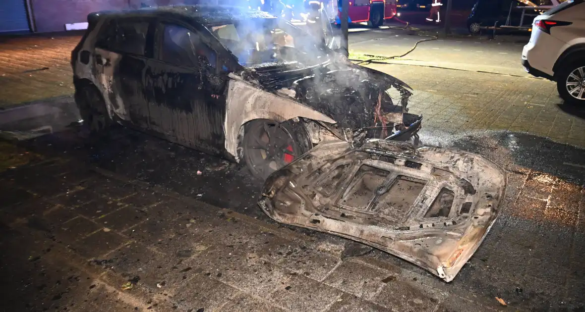 Autobrand bij flats: voertuig niet meer te redden - Foto 22