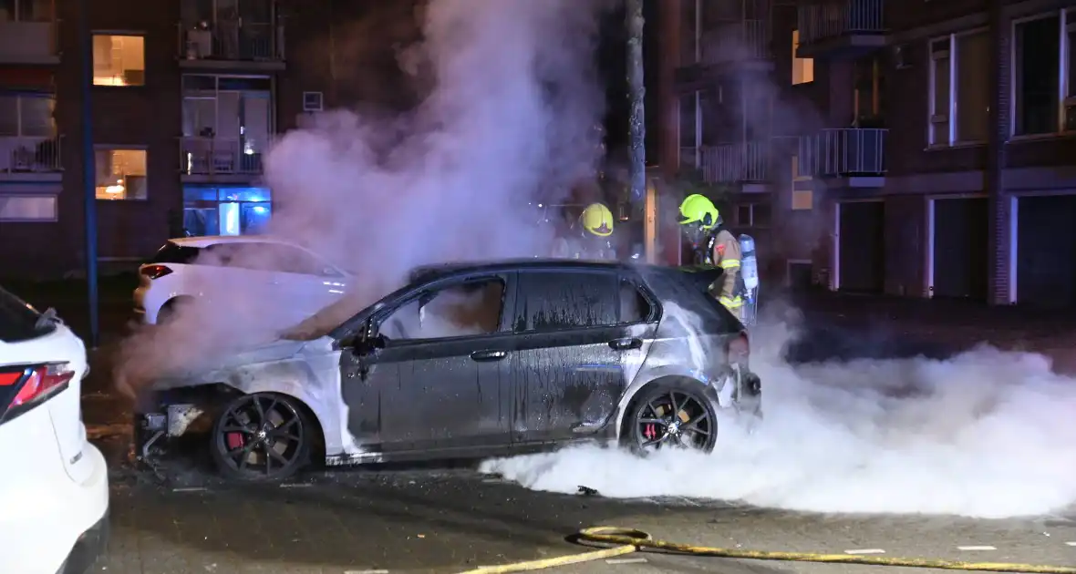 Autobrand bij flats: voertuig niet meer te redden - Foto 3