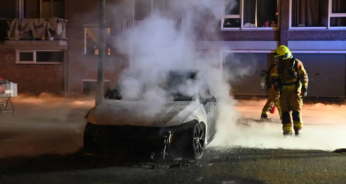 Autobrand bij flats: voertuig niet meer te redden - Foto 4