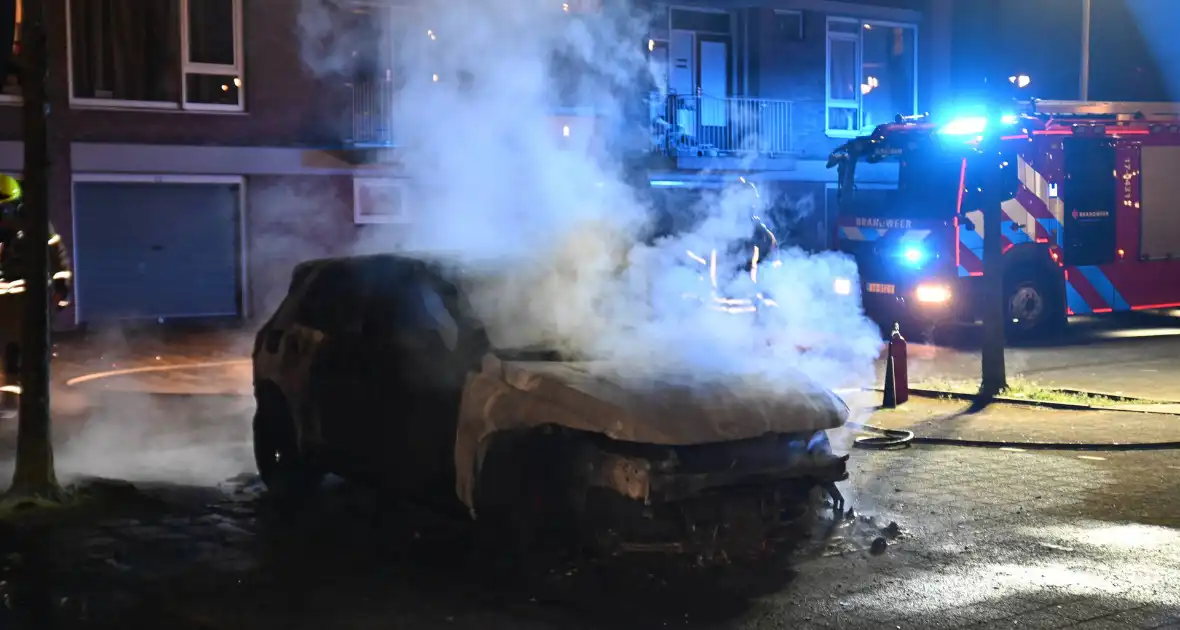 Autobrand bij flats: voertuig niet meer te redden - Foto 5