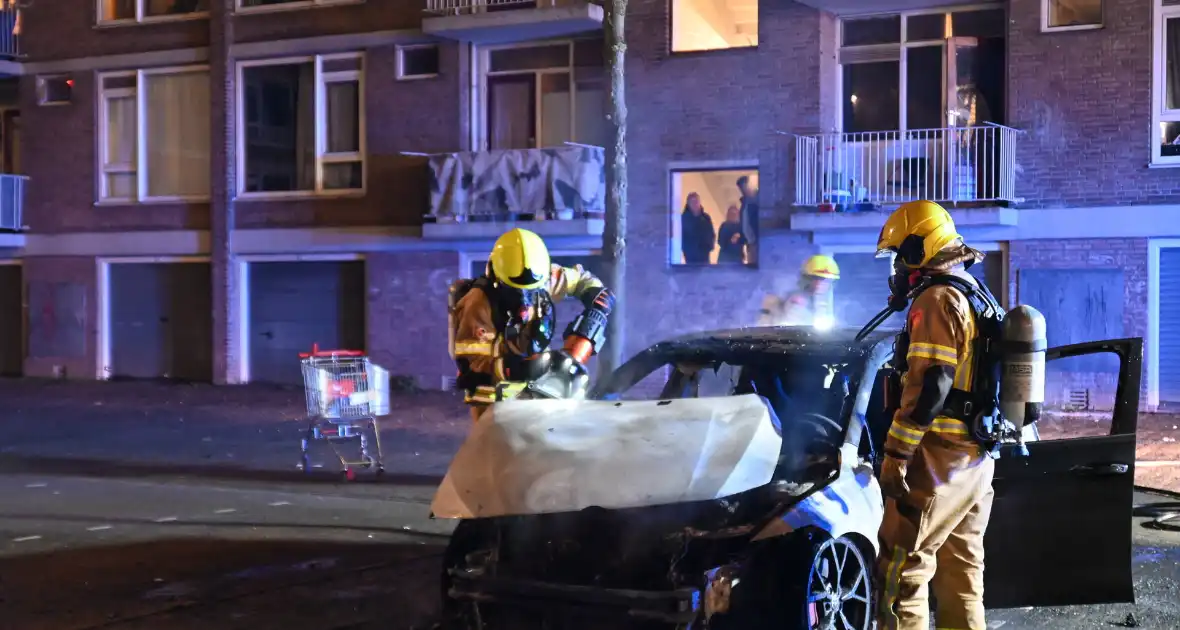 Autobrand bij flats: voertuig niet meer te redden - Foto 6