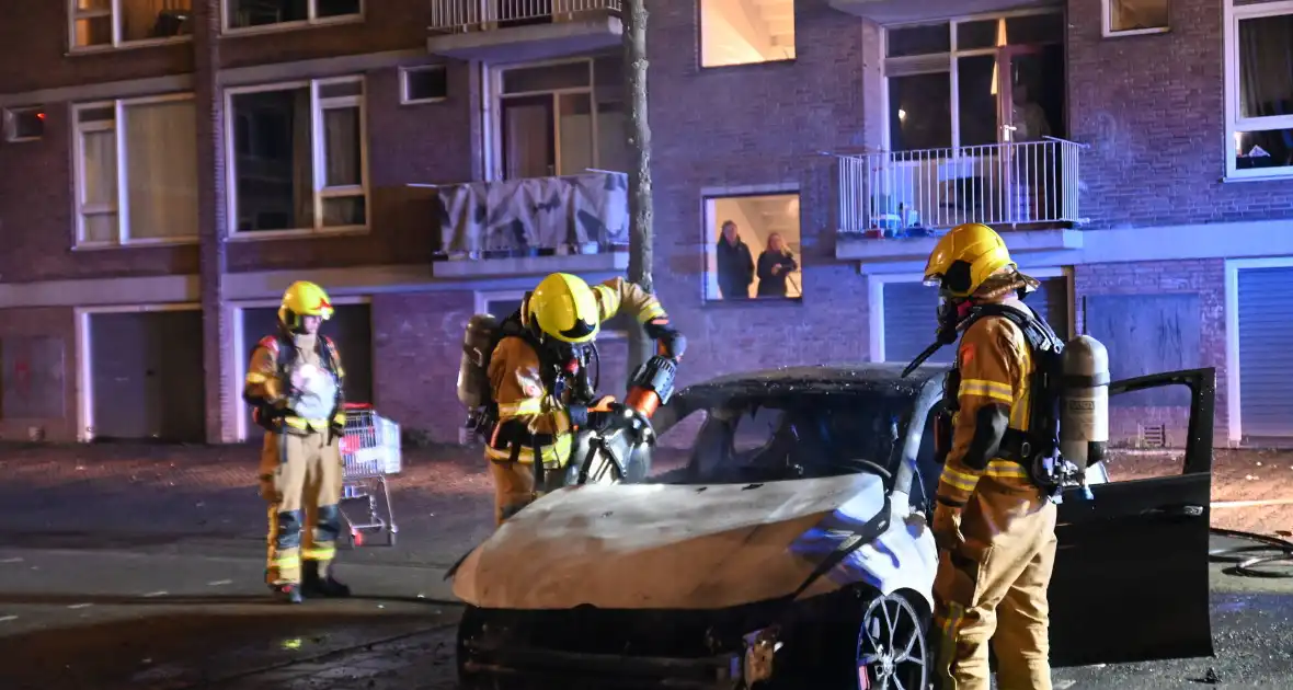 Autobrand bij flats: voertuig niet meer te redden - Foto 7