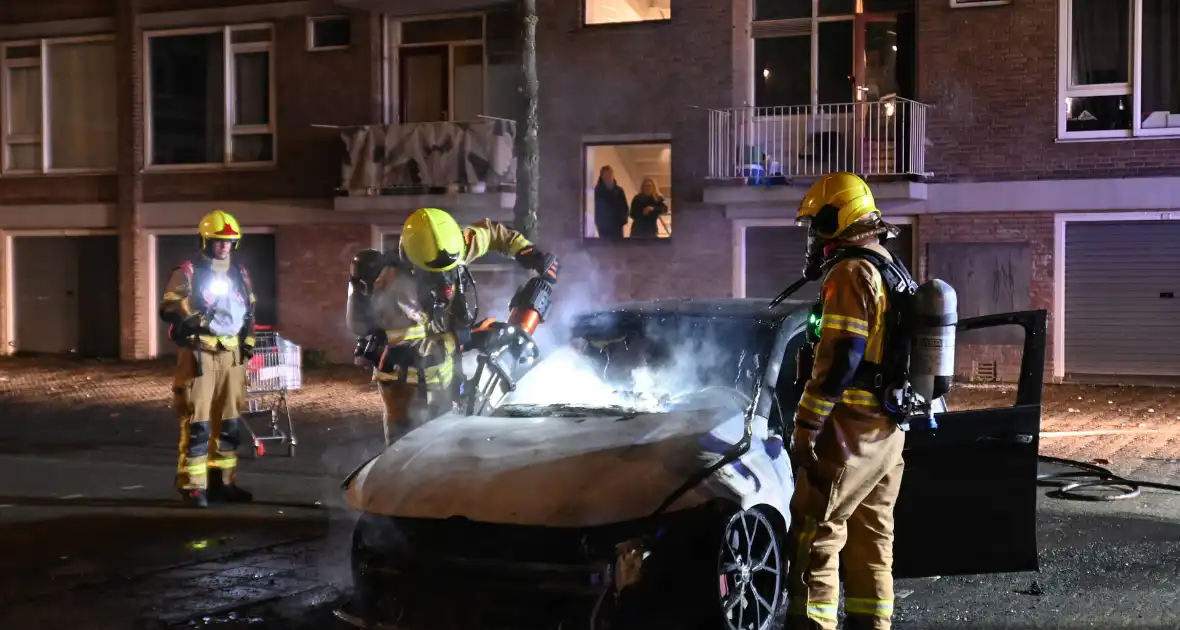 Autobrand bij flats: voertuig niet meer te redden - Foto 8