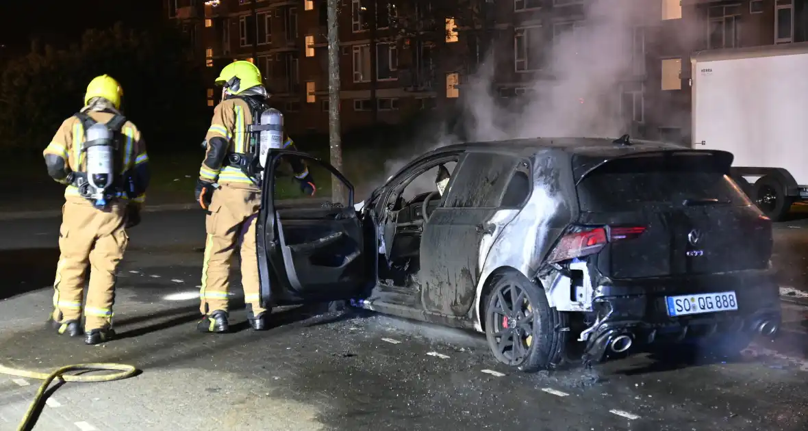 Autobrand bij flats: voertuig niet meer te redden - Foto 9