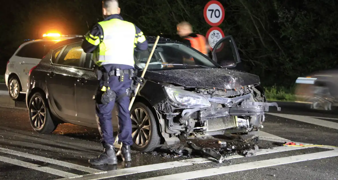 Botsing tussen twee auto's leidt tot flinke schade