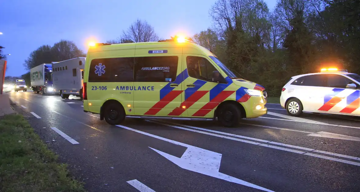 Botsing tussen twee auto's leidt tot flinke schade - Foto 1