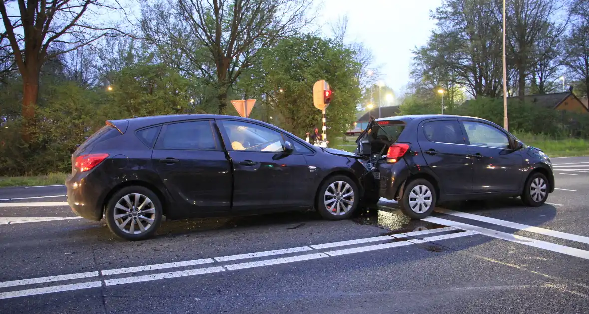 Botsing tussen twee auto's leidt tot flinke schade - Foto 11