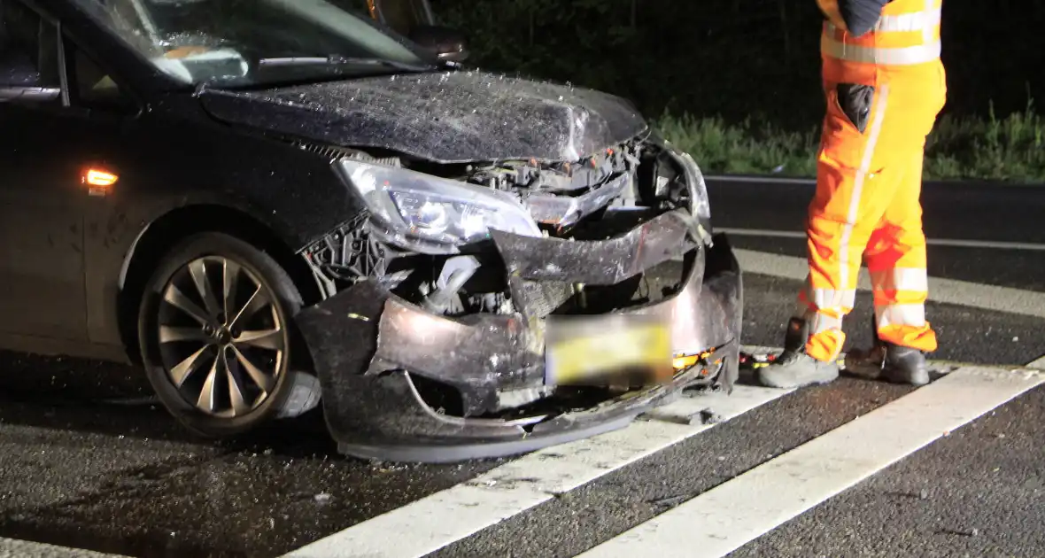 Botsing tussen twee auto's leidt tot flinke schade - Foto 12